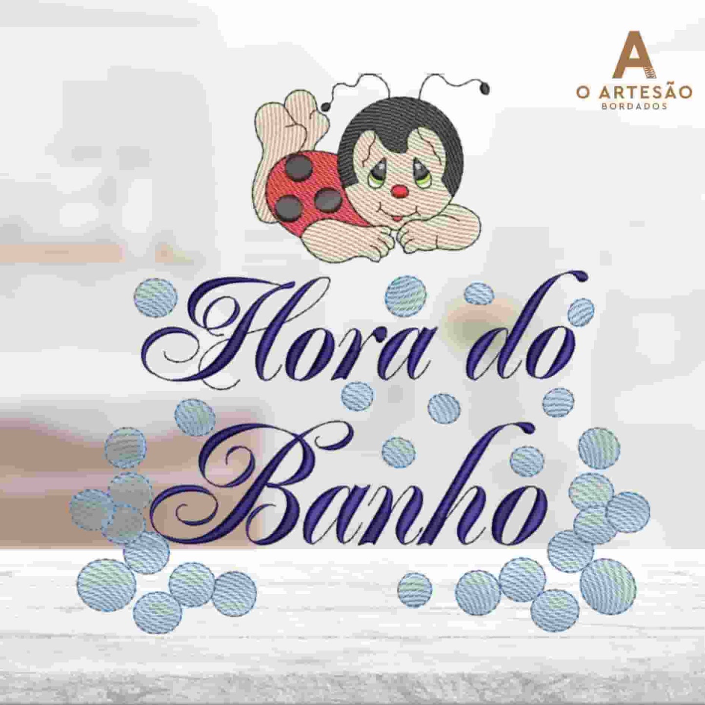 Matriz de Bordado Joaninha Hora do Banho fofa com bolhas em um fundo claro