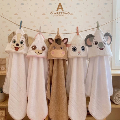 Toalhas com Capuz com Matrizes de Bordado Coleção Amiguinhos Peludos Rostinhos Lúdicos em fundo Parede Neutra