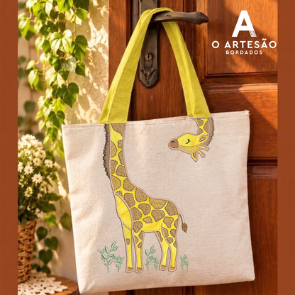 Ecobag Bordada com Matriz Girafinha Divertida Pendurada na Porta