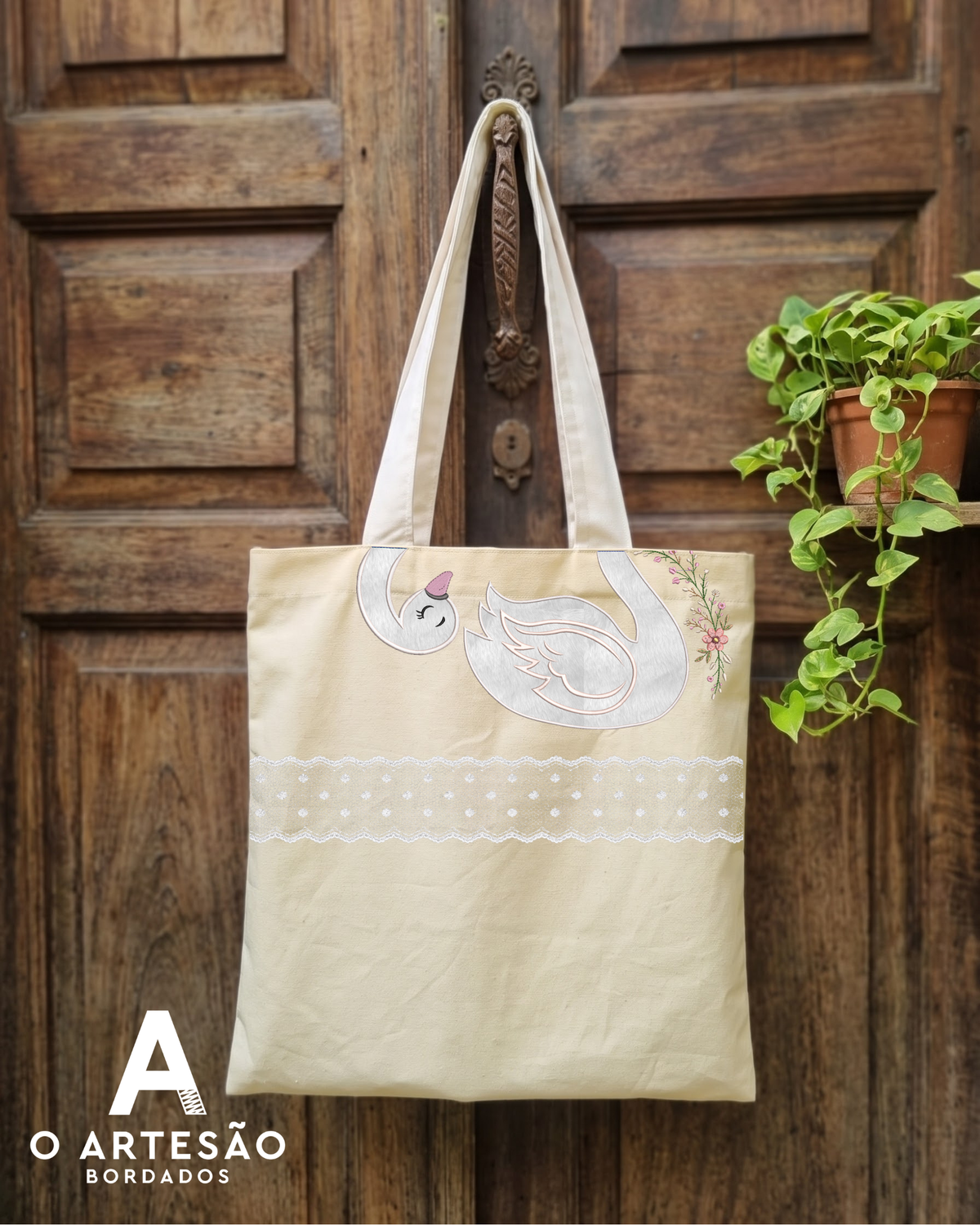 Ecobag com Matriz Cisne Divertido com Fundo Amadeirado.