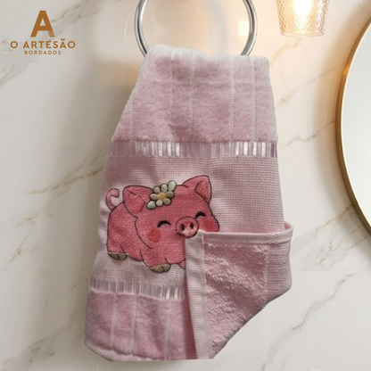 Guardanapo com Matriz de Bordado Interativa Porquinho Brincalhão Bordada na Toalha de Lavabo Dohler