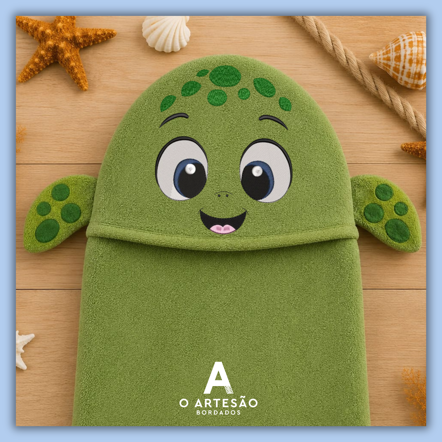 Matriz de bordado Rostinho Lúdico de Tartaruga em Toalha de Banho Verde com Fundo Bege.