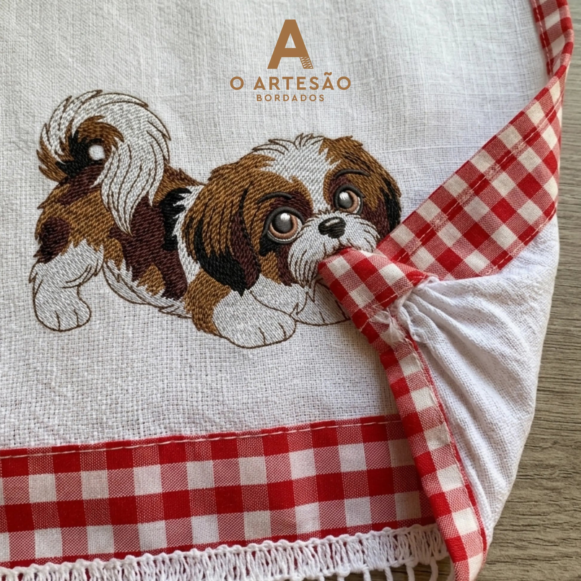 Pano de Prato com Matriz de bordado Shih Tzu Fofinho Puxando Pano Vermelho