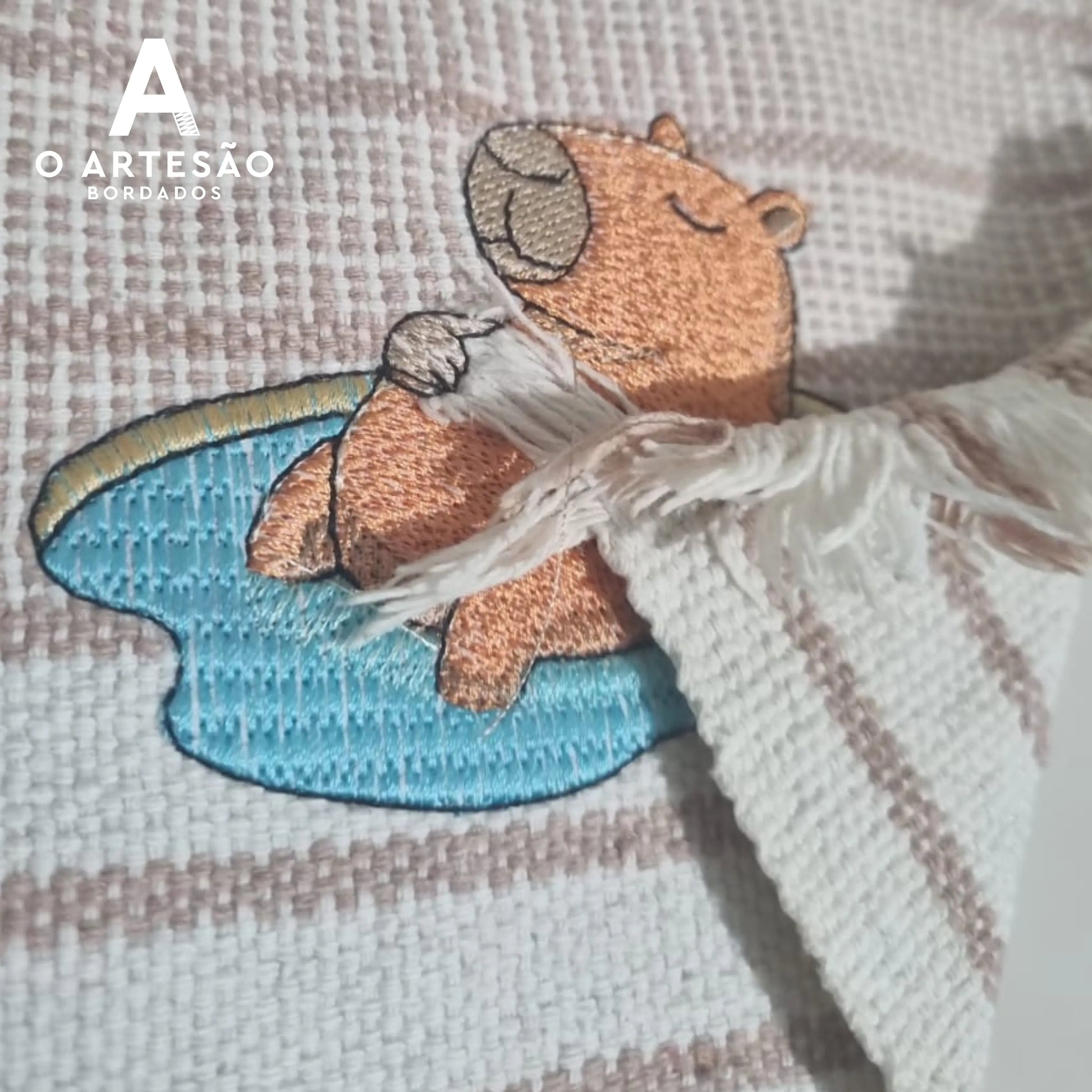 Jogo Americano com Matriz de Bordado Capivarinha Boiando com Fundo Xadrez Azul