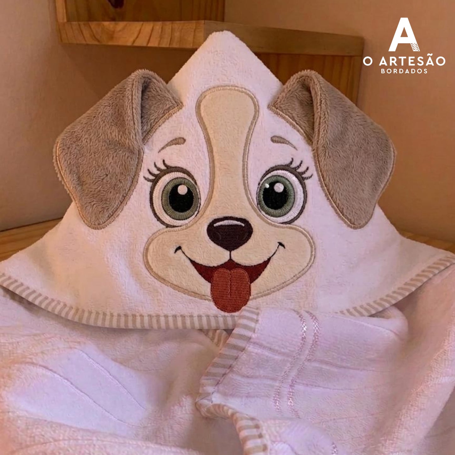 Toalha com Capuz com Matriz de Bordado Cachorrinho Rostinho Lúdico com Fundo Bege Bordado