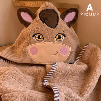 Toalha com Capuz com Bordado Cavalo Rostinho Lúdico com Fundo Bege Claro