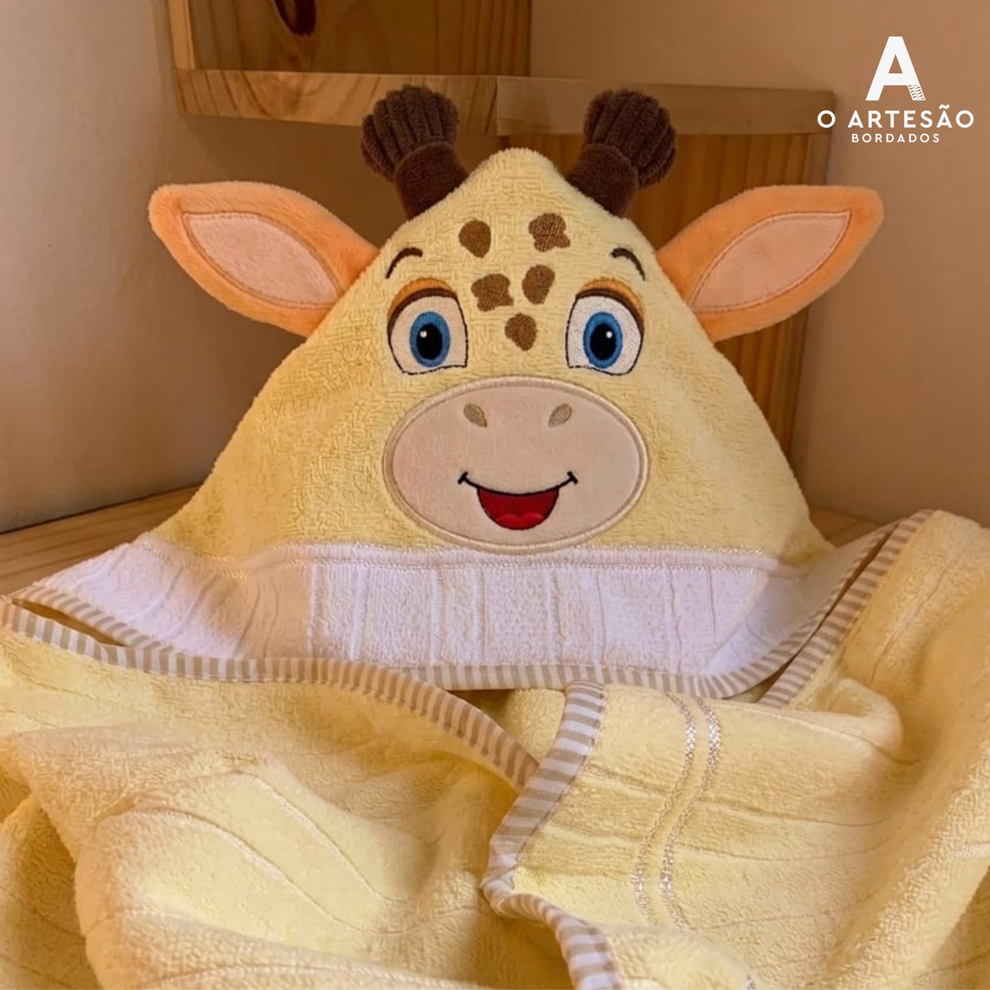 Toalha com Capuz com Matriz de Bordado Girafinha Rostinho Lúdico com Fundo Bege Simples