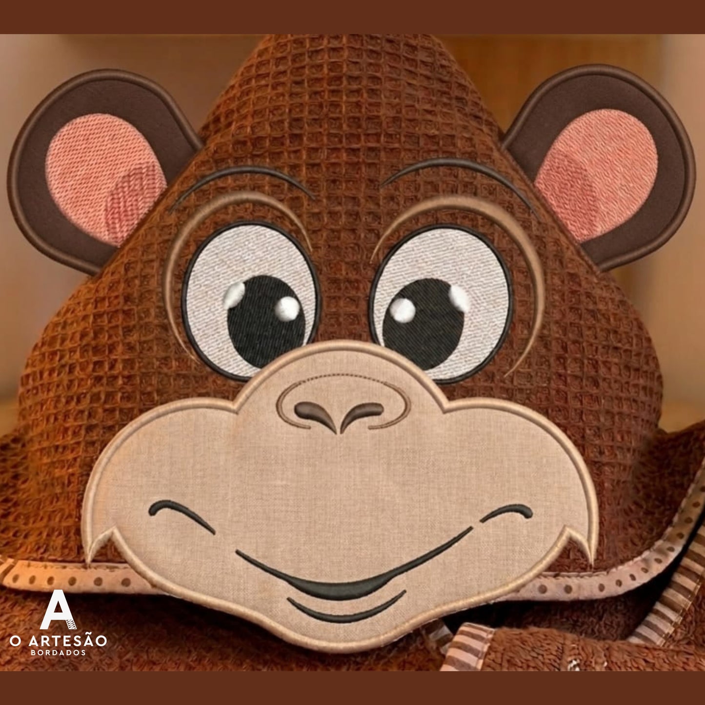 Toalha com Capuz com matriz de Bordado Macaquinho Rostinho Lúdico com Fundo Bege Simples