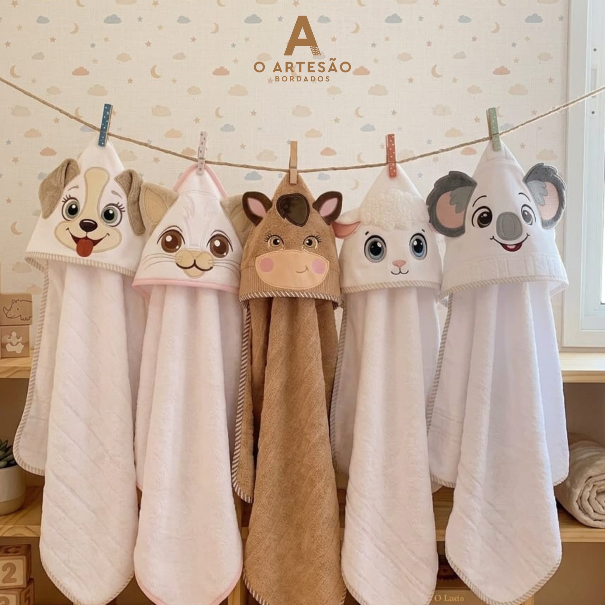 Toalhas com Capuz com Matrizes de ordado Coleção Amiguinhos Peludos Rostinhos Lúdicos em fundo Parede Neutra