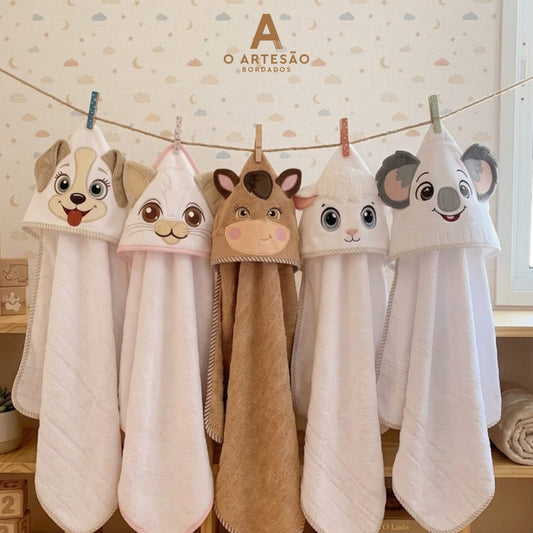 Toalhas com Capuz com Matrizes de ordado Coleção Amiguinhos Peludos Rostinhos Lúdicos em fundo Parede Neutra