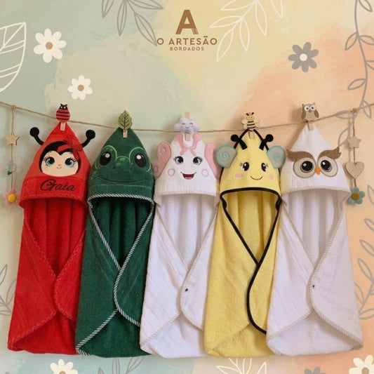 Toalhas com Capuz com Matrizes de Bordado Coleção Jardim Encantado Rostinhos Lúdicos com fundo floral